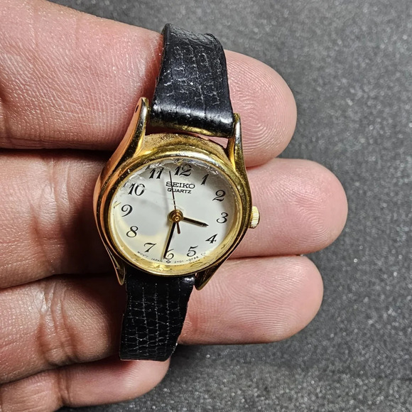 Seiko Women's Quartz Watch Gold Tone with Leather Band 2Y01-0A19 Double Ticking - Picture 6 of 9